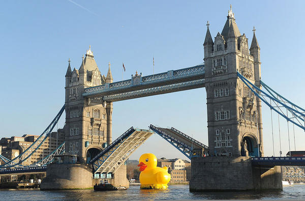 zseward's tweet photo. It’s been a weird year on the River Thames http://t.co/hXApjcQ8 http://t.co/pDIuJQ7y