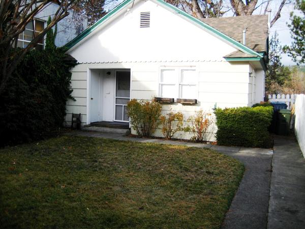 PLUSProperty's tweet photo. Wanna live downtown, on the river? Check out this darling house at between Pine Tavern &amp; Bend Brewing Company! http://t.co/FPpZTMQp