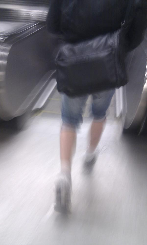 sof_joh's tweet image. Jag antar att han är brevbärare, inga andra går klädda så när det snöar...