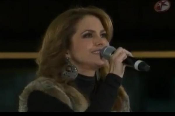 LuceroFans's tweet photo. RT @FotosLucero: Esta noche, Lucero le cantará a la  Virgen de Guadalupe el tema "Sabes una cosa", de Rubén Fuentes. http://t.co/jRs2gmQC