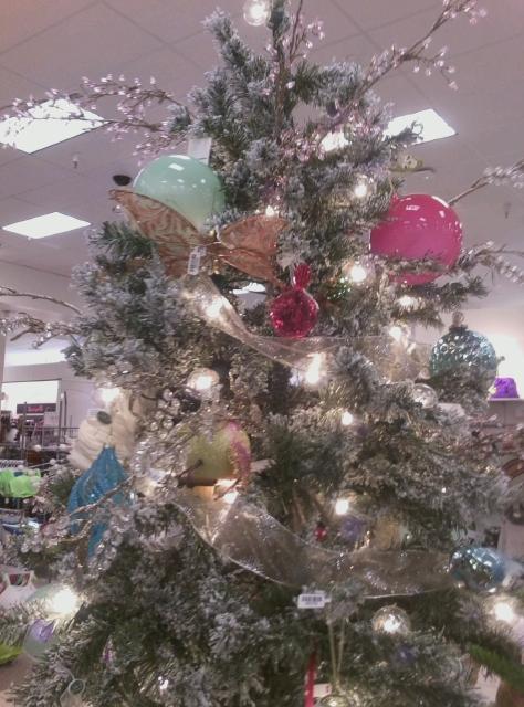 AshtinHazel's tweet image. Possible the ugliest Christmas tree ever #plainwrong