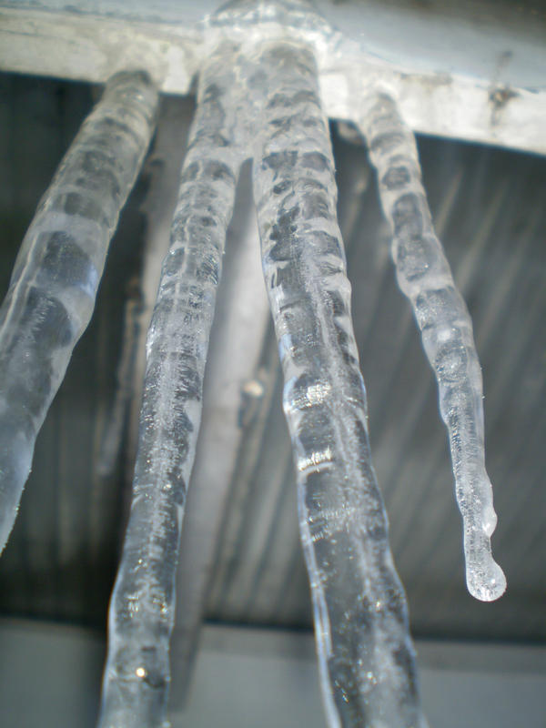 "Gigantische Eiszapfen versperrten ihnen den Weg. Mussten sie jetzt doch über die vereiste Schlucht  ziehen? ..."