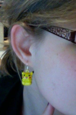 Lewotine's tweet image. Tsais de toute façon ça ne peut qu'être une bonne journée, j'ai mes boucles d'oreilles fétiches ! #GlingGling #PikaPika