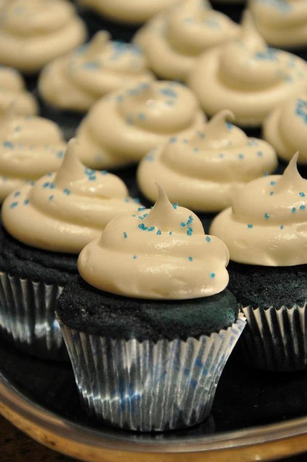 bitesBYjoelle's tweet photo. @KatherineSophie How did I do with my blue velvet hanukkah mini cupcakes? #happyhanukkah #sweetcelebrations #yum http://t.co/bDQypKzY