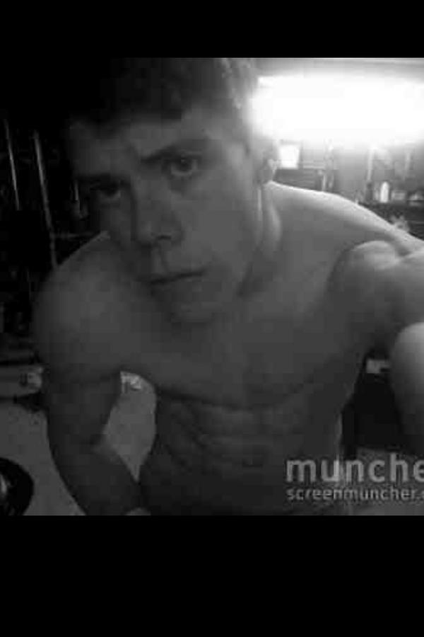 Adam___Simmons's tweet image. @chelsfergo this guy has abs of steel come sit on his cock @Brad7Harding #bradpoints