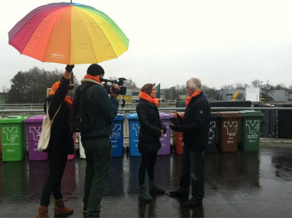 TwenteMilieu's tweet photo. @AlbertvanWinden wordt geïnterviewd voor #RTL7 #succesfactor op het nieuwe #milieupark #hengelo #kleurig scheiden http://t.co/NZwskrnY