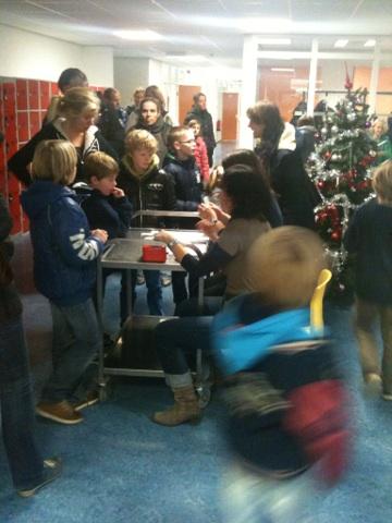 Vandaag zijn we gast bij Praktijkonderwijs Zeist. Zabuki gaat koken (minipizza!), tafels leren dekken en nog veel meer!