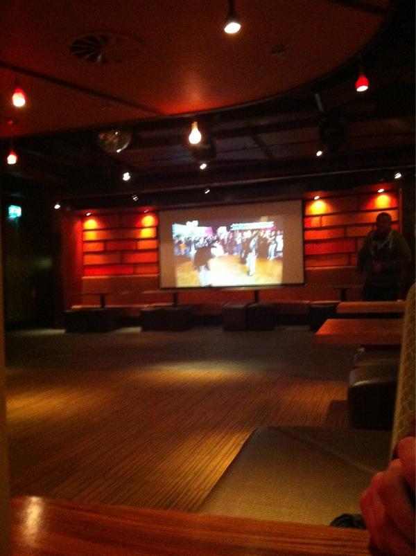 ARawlings_'s tweet image. In the bar and they are playing backstreet boys greats hits.. And the bar man in singing along #O2Problems