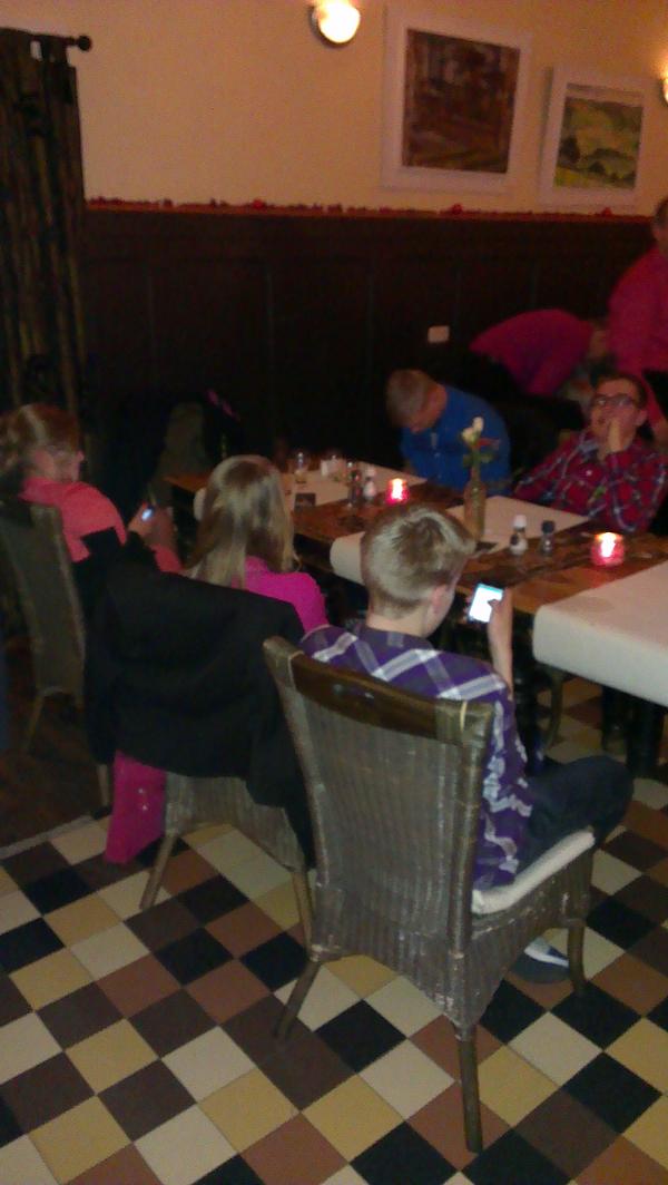 AndreTju's tweet photo. Bij de rechter met @Eriikaa_X  @MartijnHakvoort @anitaboonstra Jantina en Hendrik en Rick #gezellig http://t.co/5C8PgqJh