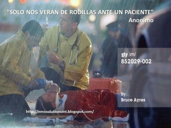 Solo nos veran de rodillas para atender a un paciente