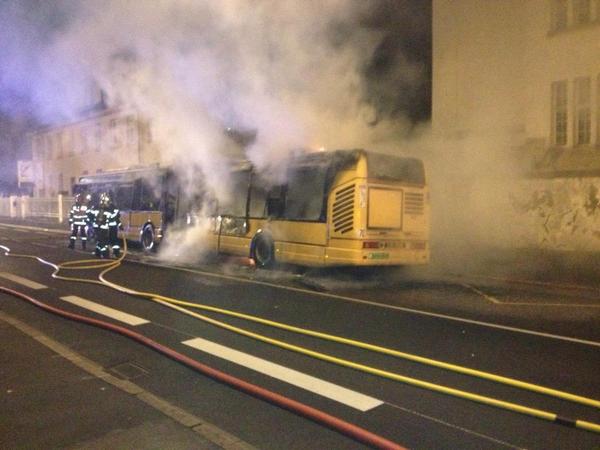 MetzInfo's tweet photo. Les pompiers ont maitrisés le feux qui avait embrasé un bus @TCRM57 vers 21h à Montigny-les-metz - photo @MairiedeMetz http://t.co/mzNU9bBi