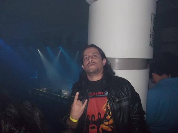 juan_restanz's tweet photo. Pasándola de PM en el Concierto de Barón Rojo en Lima http://t.co/U3wqXFJ8