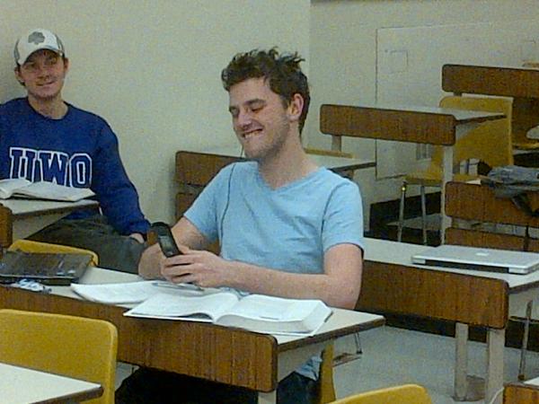 81mgm's tweet image. #BRITISHDAN still has ghetto technology #NiceFlipPhone #ImmigrantProblems