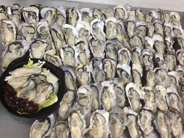 eirokusushi's tweet photo. 寒い季節は鍋がいいっす。カキ鍋仕込み頑張ってます～http://t.co/sQ34Xyqm http://t.co/gWZ2bvJW