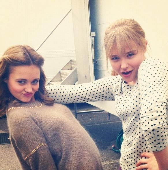 love these gals 😜 <a href="/ellapurnell/">Ella purnell</a> <a href="/ChloeGMoretz/">Chloë Grace Moretz</a>