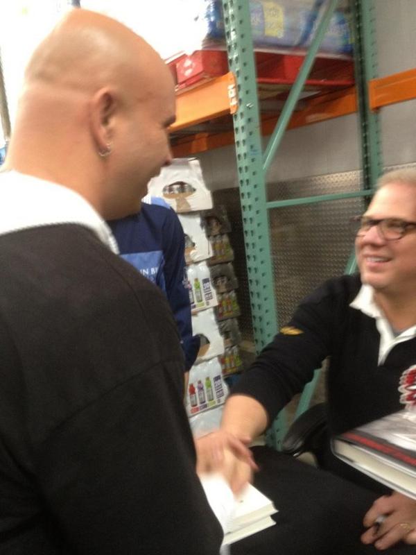 MinorDefense's tweet image. Mr. Glenn Beck at his book signing today in Pittsburgh
