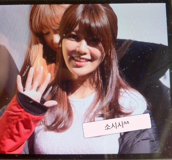 [PIC][01-12-2012]SooYoung xuất hiện tại buổi fansign cho thương hiệu mỹ phẩm "LLang" vào chiều nay - Page 2 A9AWRgRCUAENVz3