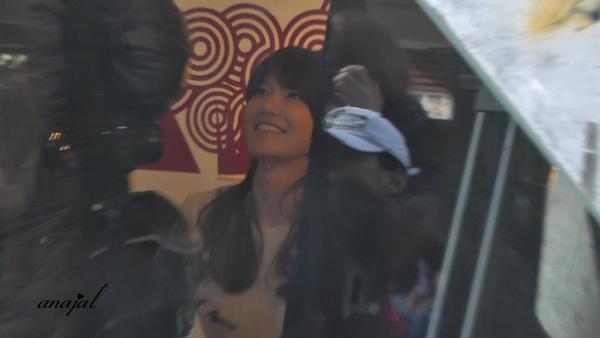 [PIC][01-12-2012]SooYoung xuất hiện tại buổi fansign cho thương hiệu mỹ phẩm "LLang" vào chiều nay A9AzLzYCMAApaH-