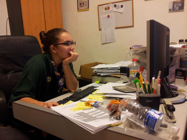 nuestra secretaria buscando informacion