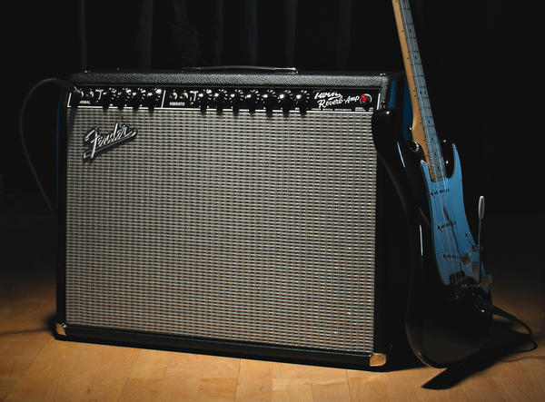 Fender_Official's tweet photo. 【'65 Twin Reverb®】フェンダー・アンプの大定番。「鐘のような」と喩えられる澄み切ったクリーン・トーンは、時代を問わず愛されてきました。非常に素直な音なので、ギターやエフェクターの魅力を最大限引き出してくれます。 http://t.co/GeS01b79