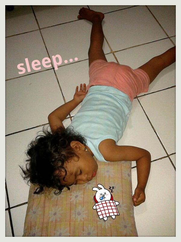 edoaprianto's tweet photo. Alhamdulillah akhirnya merem juga nih kakak... Gerahnya di kp rambutan.. http://t.co/X4jXidQk