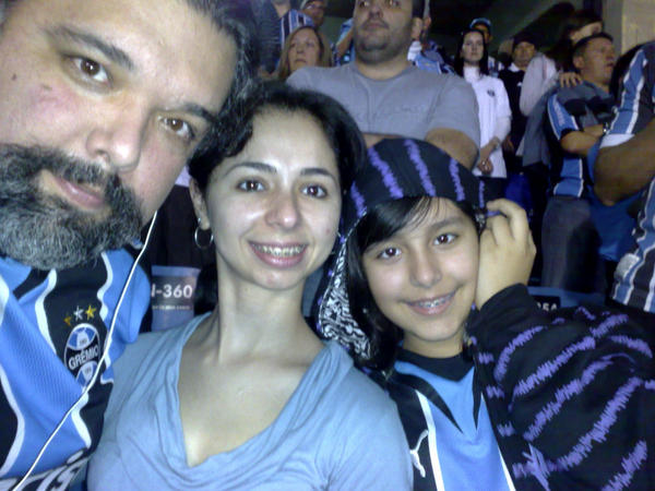 aaguterres's tweet photo. Eu e minhas mulheres torcendo em família pelo Tricolor... com @fabiashenlady e Júlia... #OlimpicoEuFui http://t.co/H7E4aS2n
