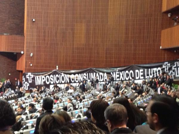 krikett_com's tweet photo. "Imposición consumada México de luto"  se lee enorme manta en el recinto de San Lázaro. http://t.co/qsPerPCr