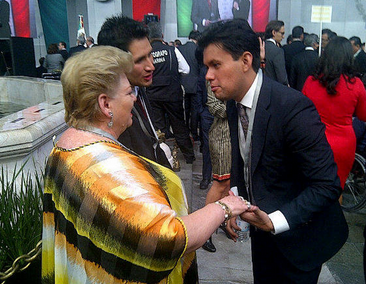 krikett_com's tweet photo. Paquita la del Barrio es una de las invitadas de @EPN en Palacio Nacional. #quenosespera http://t.co/dyifXpwE