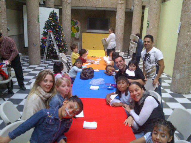FOTOS. 1/12/12. Edith comparte con los niños del Centro de Estancia Transitoria A9Dop64CYAA8TYD