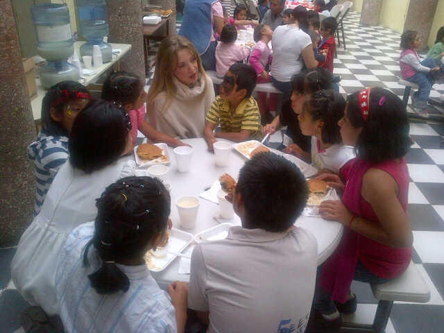 FOTOS. 1/12/12. Edith comparte con los niños del Centro de Estancia Transitoria A9E20W-CcAEK1dK