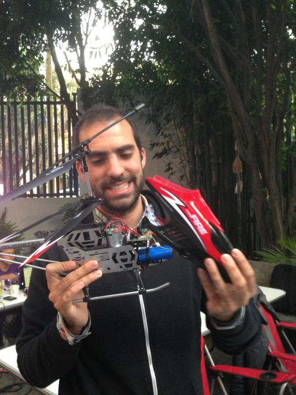 MexicoMediaLab's tweet image. Nota mental: no invitar más a @leoprieto y a @isopixel, están rompiendo nuestro helicoptero :( #FayerWayerMML