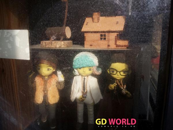 GDWORLD_'s tweet photo. 방가운 아이들도 만났어요~
예전에 선물한 아이들도 소중히 해주셔서 감사해요^~^♥ 지드래곤 최고♥
#GD #권지용 #GDWORLD http://t.co/D1VJpAMN