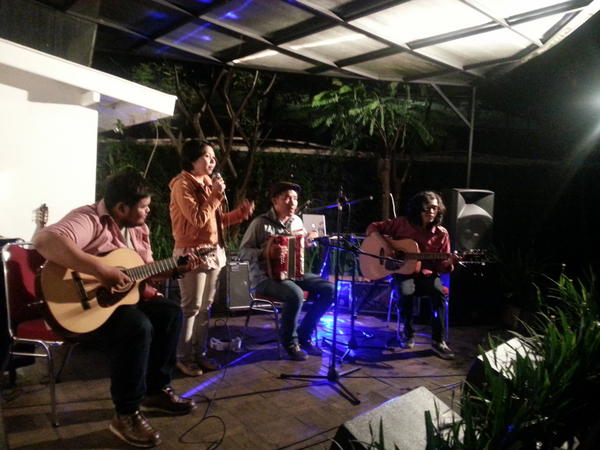 sekadarkreatif's tweet photo. Cakep bgt penampilannya XD @m_ajie: Now onstage @goodfreeday @SieteCafe http://t.co/7uTNoCNL