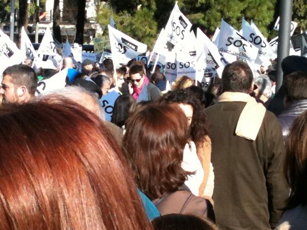 CERMI_Madrid's tweet photo. “@FEAPSMadrid: #SOSdiscapacidad en colón miles de personas por los derechos de personas con discapacidad http://t.co/sA0DXUTb”