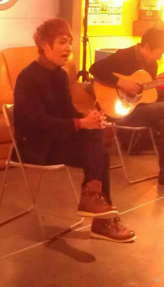 jully91488's tweet photo. @babospmc 일년전상상마당다듀갤러리에서오빠공연같이보고!그날이1일이된커플이 오늘1년되는날이에요~벌써일년이네요그날이후둘다staycool홀릭♥축하해주세용~ http://t.co/rGQa2hG1