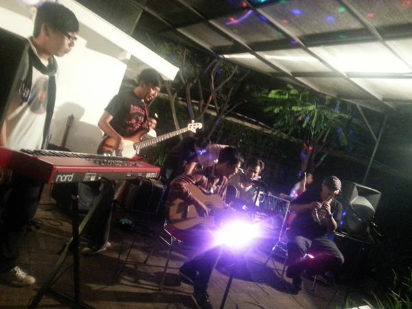 m_ajie's tweet photo. @deugalih dan kawan-kawan @SieteCafe #BerdendangUntukSoreang http://t.co/cZ9h0O8d