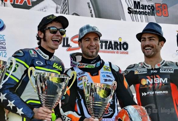 ValeYellow46's tweet photo. “@pizzeriadaRossi: http://t.co/TIYIHeyl”con VDB e @MattiaPasini sul podio