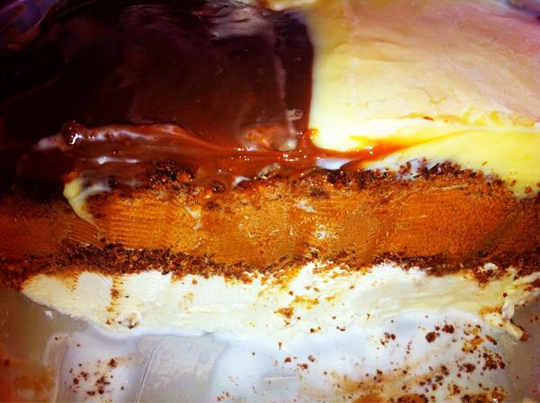 Já provou nossa torta-sorvete casadinho? Sorvete, brownie e brigadeiro branco e tradicional numa combinação deliciosa