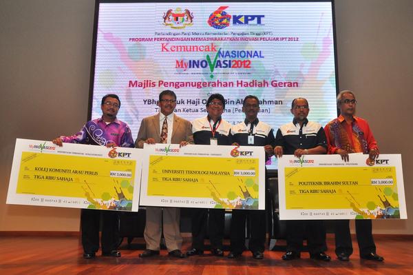 MyInovasi2012's tweet photo. Penyertaan Terbanyak kategori Universiti,Politeknik,Kolej Komuniti: UTM,PIS&amp;KK Arau @utm_my @PIS_09 #myinovasi2012 http://t.co/PQ3oKBwF
