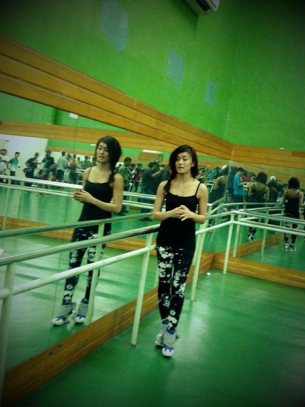 agnezmo's tweet photo. (*lari2 brgkt ke airport skrg*) "@simPATI: Gaya @agnezmo di lthn #dancelikeagnes kali ini,what dya think?Keren kan?:D http://t.co/GeycAsc7"”
