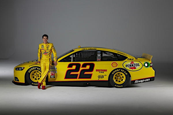 TravisOtt's tweet image. No. 22 Shell-Pennzoil Ford now check out the driver! RT to welcome @joeylogano http://t.co/FUZykKrw”
Look in front of the LR. @DiscountTire