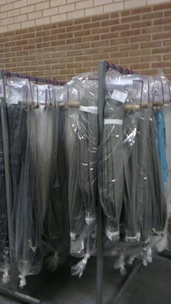 Ziezo!!!!!! Na een dag hard werken hangen er weer heel wat gordijnen klaar, om morgen keurig op tijd af te leveren.