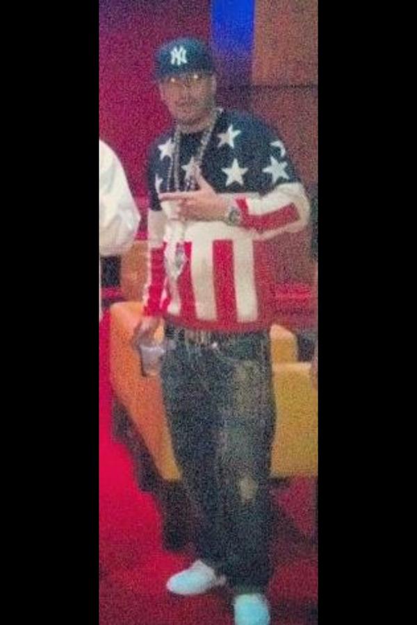 kenyaste's tweet photo. Again. Who makes this sweater? http://t.co/nBz2FfYl