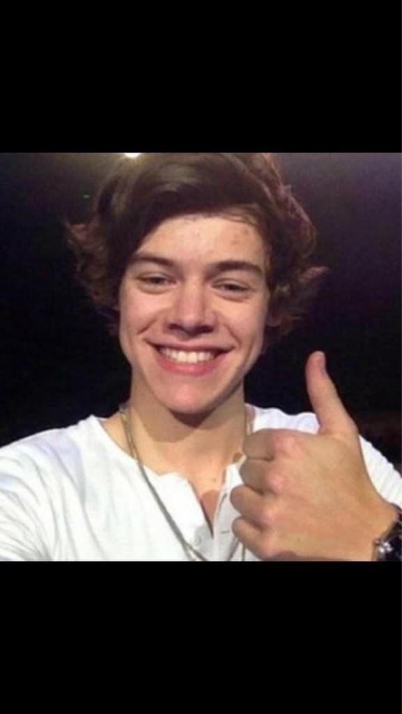 BieberLagoon's tweet photo. Harry's selfie on a fans phone tonight! http://t.co/iSfKXADT