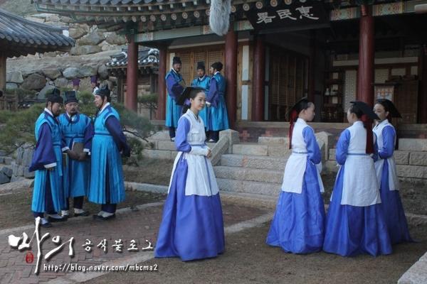 MBCnest's tweet photo. [마의] '마의' 촬영 현장은 스머프 빌리지?! 모두 파란 의상을 입은 마의 현장으로 함께 떠나보아요 ↖(^o^)↗  http://t.co/pN1UcQKX http://t.co/vD4KaXIG