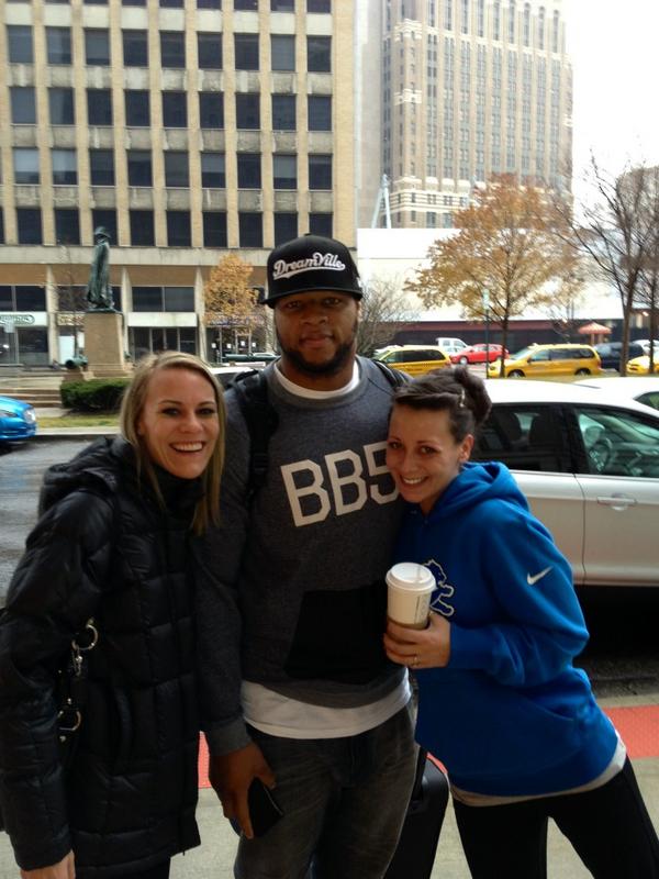 AMyBethJones1's tweet photo. @ndamukong_suh 

U MADE MY FIRST TRIP TO DETROIT COMPLETE!  Thank you! -Love our Lions! http://t.co/ApZttffq