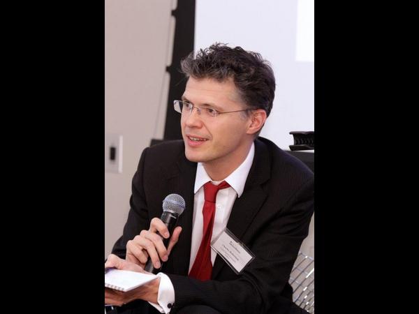 NYUAfricaHouse's tweet photo. @NYUAfricaHouse: @RenGroup @rencapman Photo: Fastest Billion book presentation at NYU Africa House #fastestbillion http://t.co/4FV0tfdC