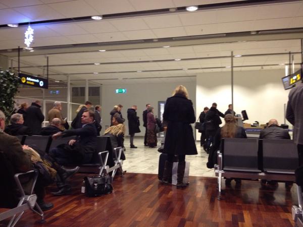 varbos's tweet photo. Vi svenskar måste gilla att stå i kö! Inte ett flygplan i sikte! Snö = dåligt flygväder.. #malmoaviation http://t.co/eQjNkKUF