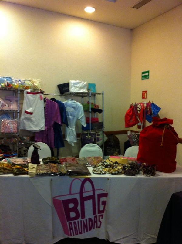 marthagdg's tweet photo. @carodlg @marthadlgg @lorbueno presentes en el bazar del dif de xalapa http://t.co/QsWr21zs
