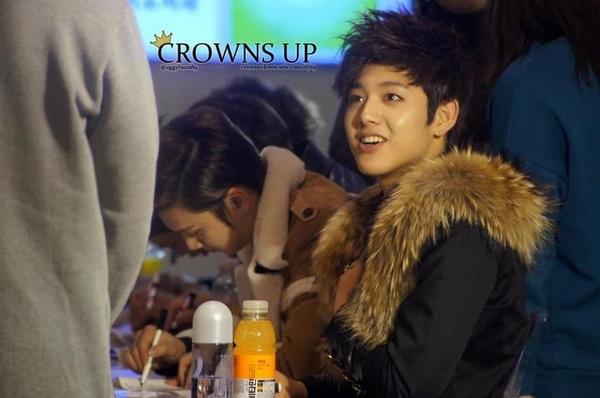 cclown_kangjun's tweet photo. kangjunnie at mokdong fansign n____n http://t.co/Rkn3pW2P